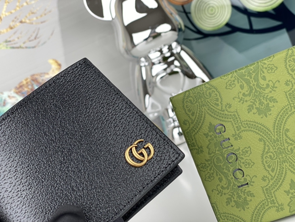 グッチ財布コピー着用イメージ